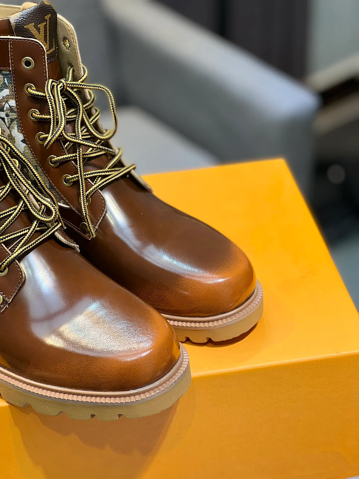 Men's shoes 💰920 L Home - the latest LV men's business casual boots, luxury and nobility are a must. They are all made of imported original first-layer cowhide, just to create a more comfortable wearing experience. ➕Top imported water-dyed full cow lining, original high wear-resistant outsole! 👏👏 Size: Male 39-44; (38 45 46 customized)